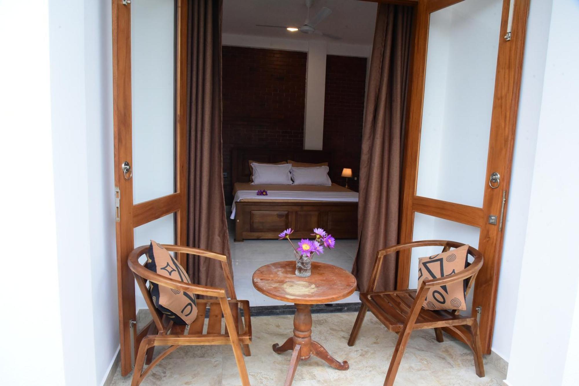 Ocean Ripples Hikkaduwa Exterior foto